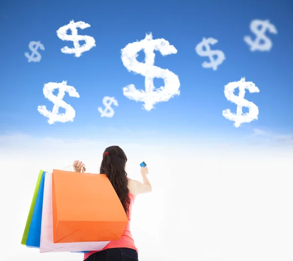 Jonge vrouw met shopping tassen en credit card met geld clo — Stockfoto