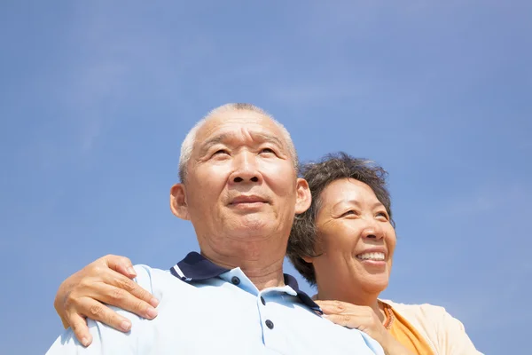 Gelukkig ouderen senioren (echt) paar met wolk achtergrond — Stockfoto