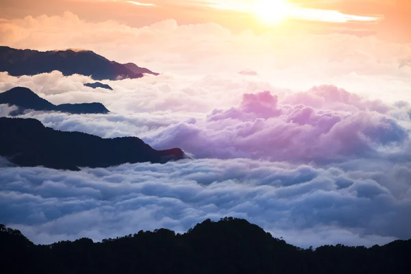 Горный пейзаж с облаками и восходом солнца — стоковое фото