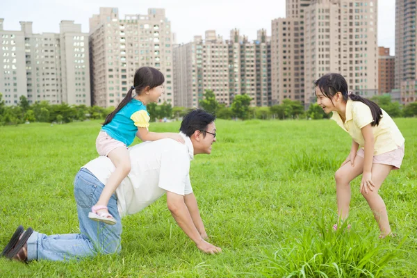 Pai feliz brincando com filhas no parque da cidade — Fotografia de Stock