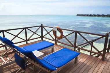 iki sandalye üzerinde su villa resort