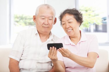akıllı telefon izlerken mutlu son sınıflar