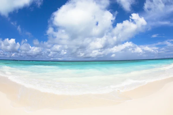 Wunderschöner Strand und Wolken. Malediven — Stockfoto