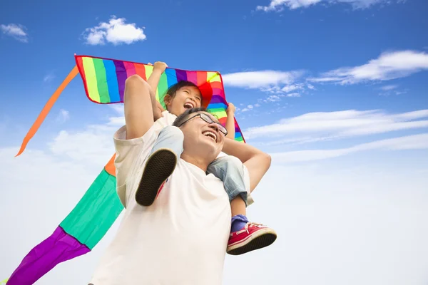 Feliz padre y niña con cometa colorida —  Fotos de Stock