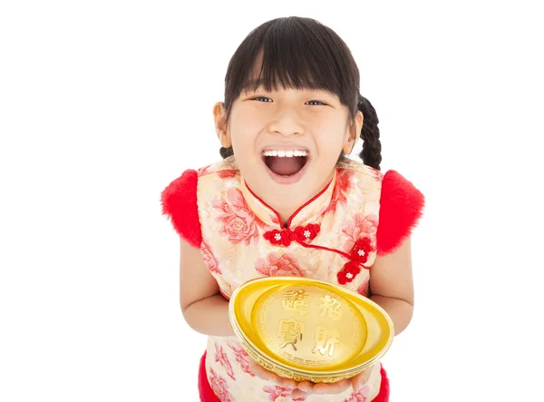 Glückliches kleines Mädchen zeigt Gold für chinesisches Neujahr — Stockfoto