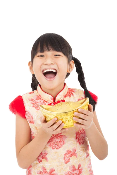 Menina feliz mostrando ouro para o ano novo chinês — Fotografia de Stock