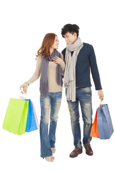 Casal feliz fazendo compras isolado no branco — Fotografia de Stock