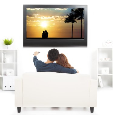 genç bir çift kanepe uzaktan kumanda ile tv izleme