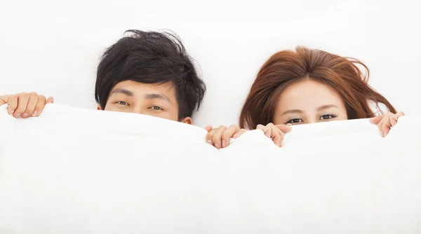 Jovem casal feliz na cama — Fotografia de Stock