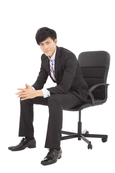 Jovem homem de negócios inteligente sentado em uma cadeira — Fotografia de Stock