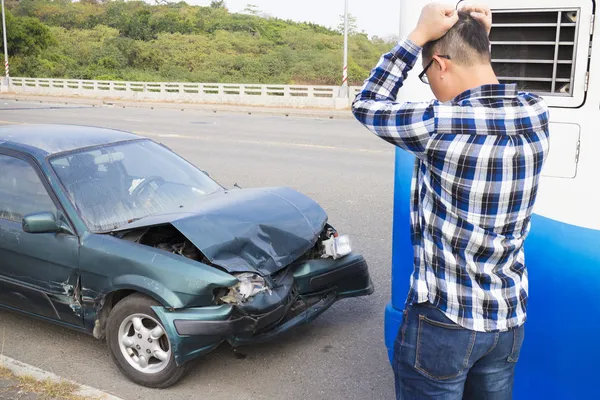 Stressade förare ser bilen efter trafikolycka — Stockfoto