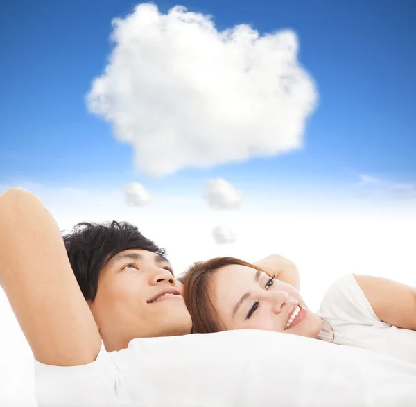 Pareja durmiendo en la cama con sueño nube concepto — Foto de Stock