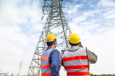 iki işçi koruyucu kask işleri elektrik enerjisi giyiyor