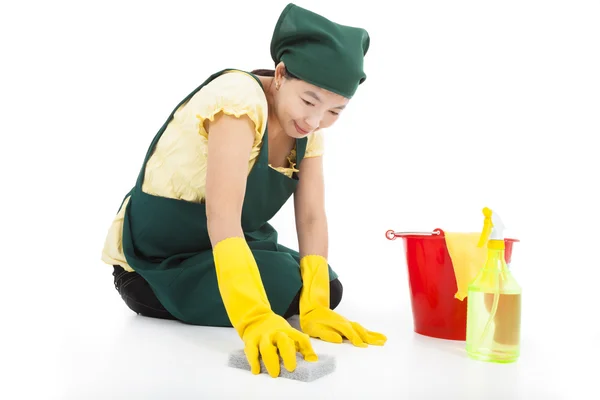 Lächelnde Servicefrau beim Bodenputzen — Stockfoto