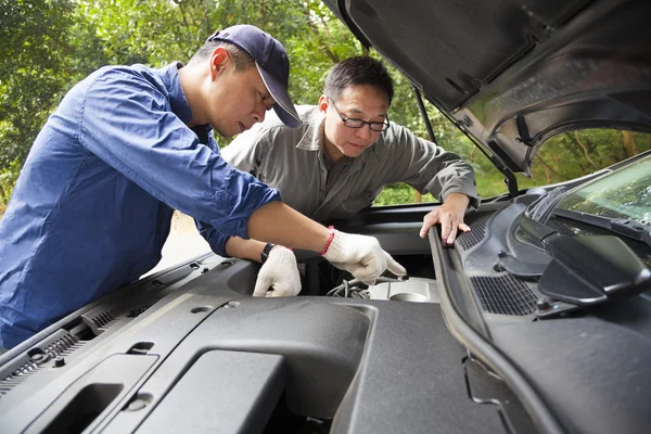 Auto mechanic fixes a car in service — Stock Photo, Image