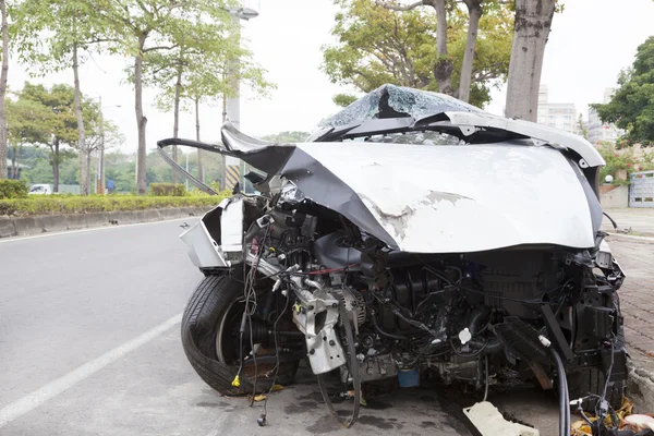 Verwoeste auto op de weg — Stockfoto