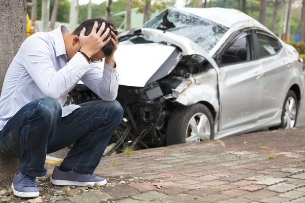 Conducteur bouleversé après un accident de la circulation — Photo