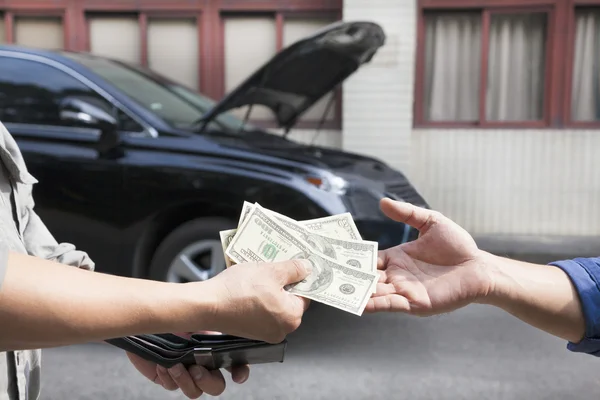 Dar e receber dinheiro para o conceito de serviço de carro — Fotografia de Stock