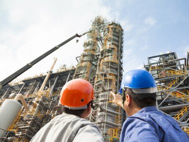 iki fabrika işçileri tartışma ve muayene için işaret