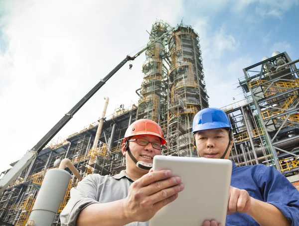 Två fabriksarbetare diskussion med tablet pc — Stockfoto