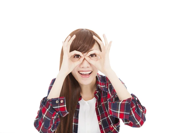 Счастливая молодая женщина с жестом глаз — стоковое фото