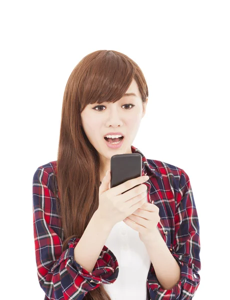 Surprised young woman watching the smart phone — Stock Photo, Image