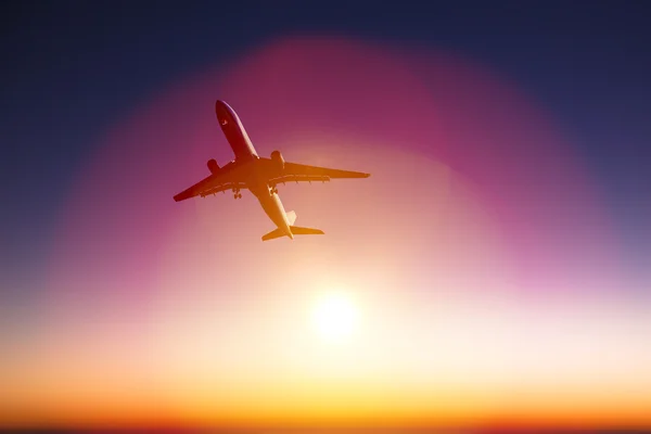 Avião com belo fundo laranja por do sol — Fotografia de Stock