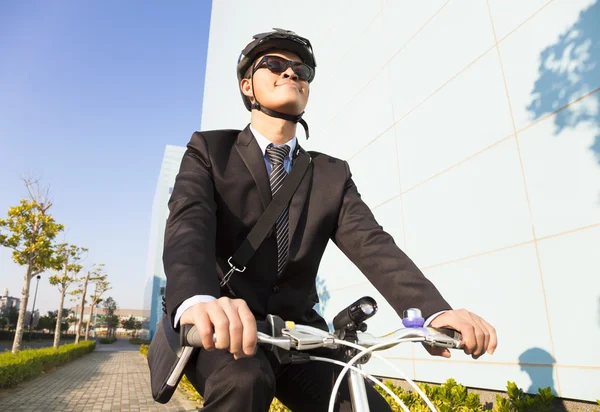 Podnikatel, jezdit na kole na pracovišti pro ochranu prostředí — Stock fotografie