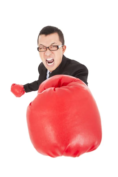 Cris d'attaque d'homme d'affaires à l'ennemi avec des gants de boxe — Photo
