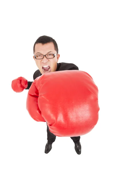 Cris d'attaque d'homme d'affaires à l'ennemi avec des gants de boxe — Photo