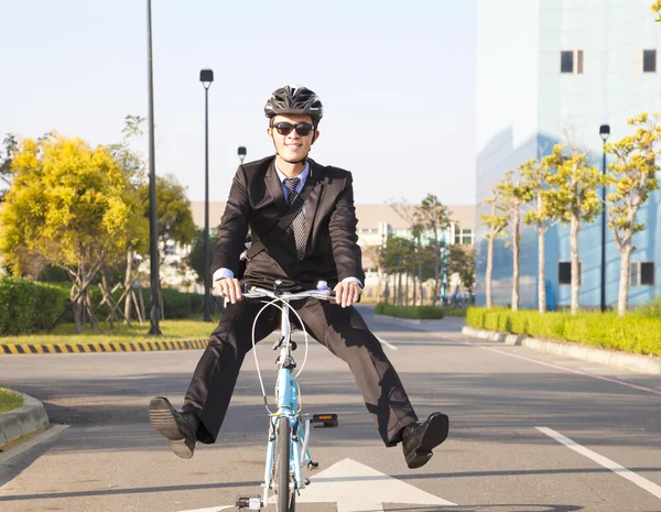 Podnikatel jedoucí na kole do úřadu pro ekologické — Stock fotografie