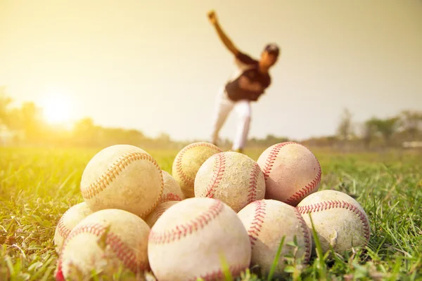 Graczy w baseball pitching zewnątrz praktyką — Zdjęcie stockowe