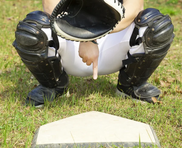 Honkbal catcher gebaar voor geheime teken weergegeven: — Stockfoto