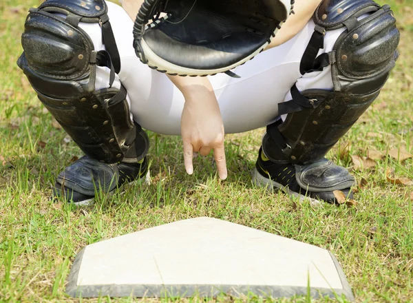 Receptor de béisbol mostrando gesto de signo secreto — Foto de Stock