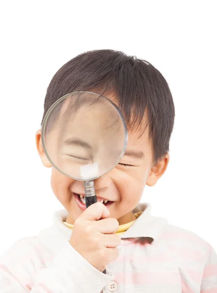Asiático menino segurando lupa e fechar os olhos — Fotografia de Stock