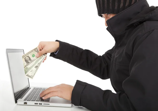 Hacker Rubare soldi da Internet con il computer portatile — Foto Stock