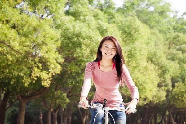 Happy young girl with bicycle outdoor portrait. — Stock Photo, Image