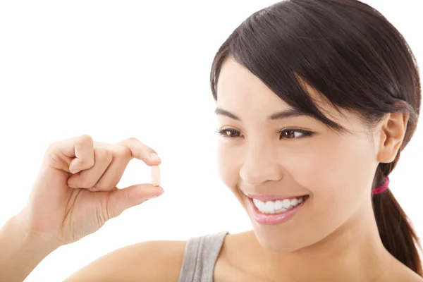 Retrato de jovem feliz sorrindo mulher mostrando vitamina — Fotografia de Stock