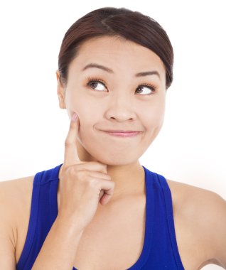 Güzel kız düşünüyor ve zirveye bakıyor.