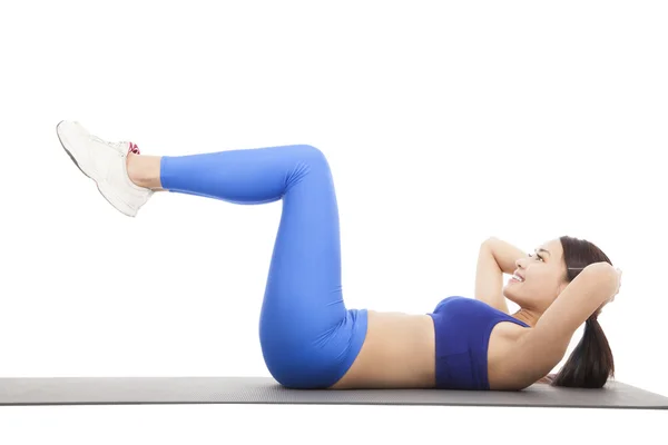 Ajuste rubia haciendo ejercicios de pilates en el estudio — Foto de Stock