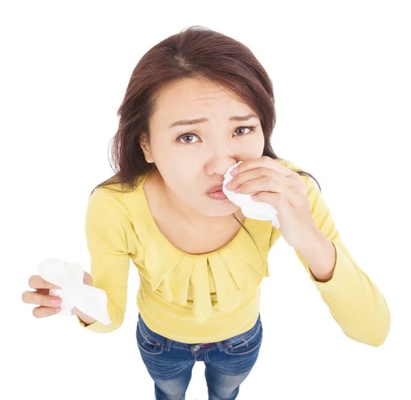 Asiático jovem mulher tendo corrimento nariz com tecidos — Fotografia de Stock