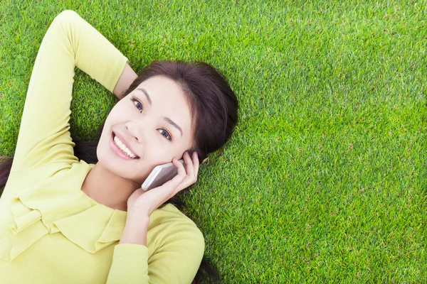 Chica bonita hablando por teléfono en un prado —  Fotos de Stock