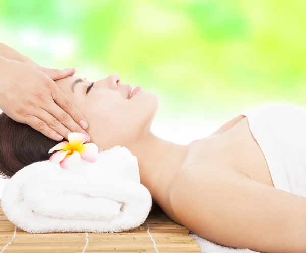 Massaggio del viso per donna nel salone spa — Foto Stock