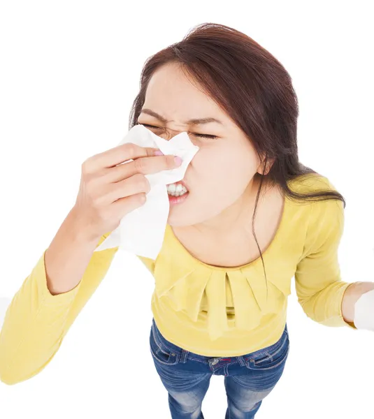 Giovane donna con allergia e soffiaggio nel tessuto — Foto Stock