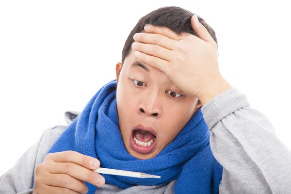 Jonge man met een temperatuur die koorts, verrassende expressie — Stockfoto