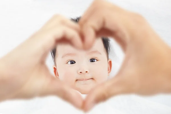 Милый и улыбающийся младенец с родителями любит руки — стоковое фото