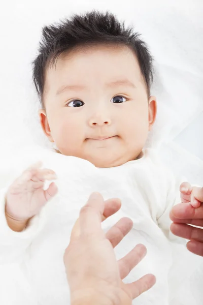 Carino e sorridente neonato con le mani della madre — Foto Stock
