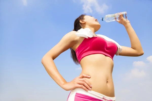 Jovem mulher beber água depois de correr sessão — Fotografia de Stock