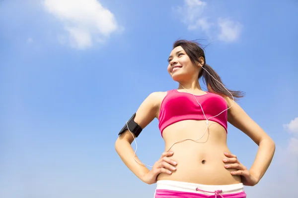 Running woman jogging outdoors listening to music — Stock Photo, Image