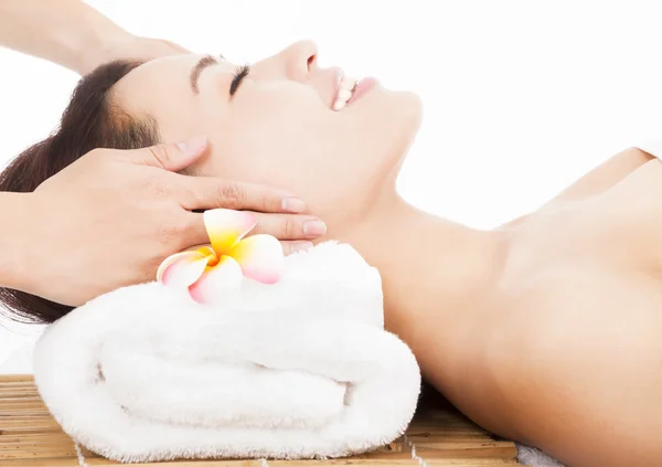 Relaksujący masaż twarzy azjatycki dama w salonie spa — Zdjęcie stockowe
